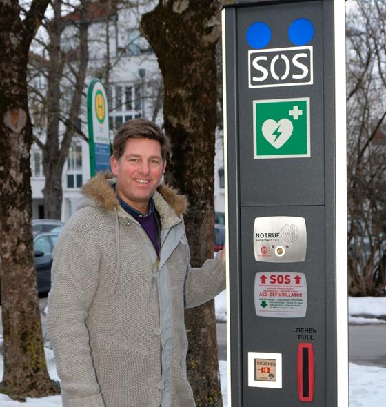 Bürgermeister Ullrich Sander freut sich, dass jetzt in Taufkirchen an verschiedenen Stellen, wie hier an der S-Bahn Defibrillatoren aufgestellt worden sind. Foto: VA