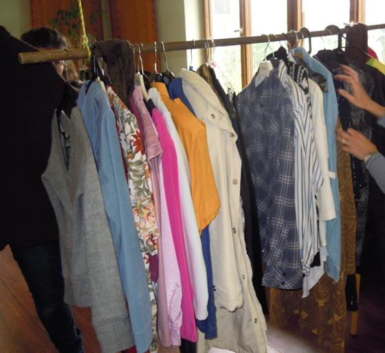 "Tauschen statt Kaufen" ist das Motto der Kleidertauschparty im AWO Seniorenzentrum Kirchseeon. Foto: VA