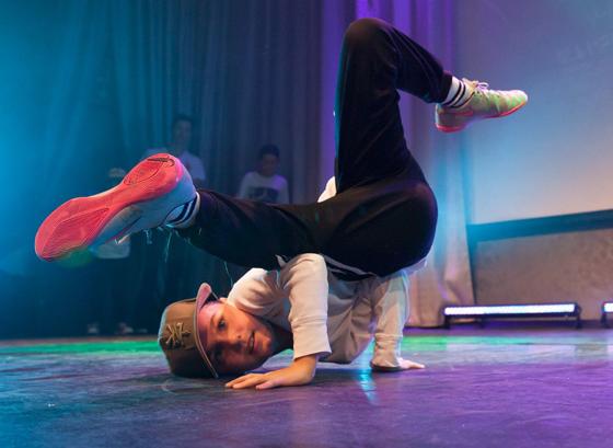 Coole Breakdancer der Tanzschule Rythmove beim Teeniefasching im Kulturzentrum Trudering. Foto: VA