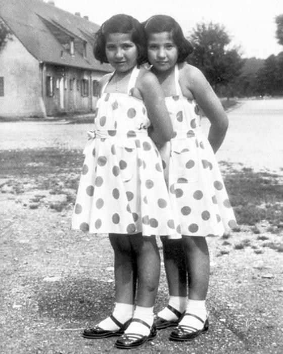 Das Schicksal der Zwillinge Sonja und Rosa Moczydlower, die nach ihrer Zeit im jüdischen DP Camp Föhrenwald mit ihrer Familie nach Amerika ausgewandert sind, wird bei der Ausstellung auch thematisiert. F: BADRHAUS