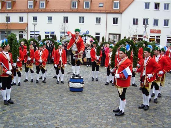 Die Kirchheimer Schäffler tanzen am 2. März auch in Kirchseeon. Foto: Kirchheimer Schäffler