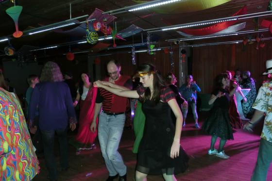 Schwingt das Tanzbein zu den Hits der 70iger Jahre  beim Pfarrfasching in Neubiberg. Foto: Gemeinde