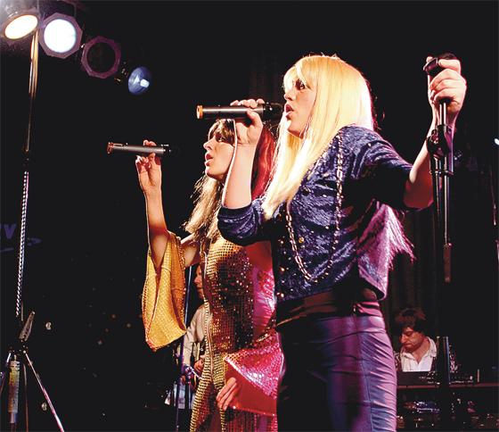 Federboa raus und mitgesungen und mitgetanzt bei der ABBA-Night im Wolf-Ferrari-Haus. Foto: Kulturgipfel