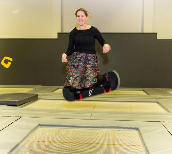 Actionsport zum Ausprobieren: Verena Dietl auf einem der Trampolins im Gravity Lab. Foto: Christian Pfaffinger