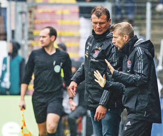 Claus Schromm (links) konnte mit der Leistung seiner Mannschaft in Rostock nicht zufrieden sein. Haching kassierte die erste Auswärtsniederlage der Saison.	Foto: Christian Riedel