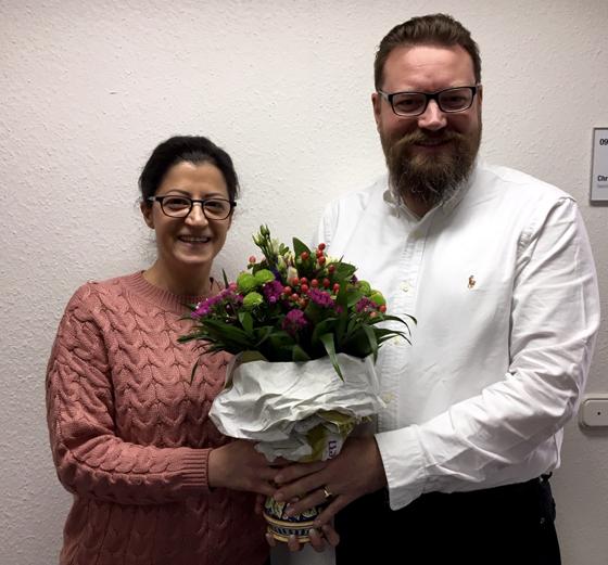 vhs-Geschäftsführer Christof Schulz gratuliert Chünwa Tafnakji die als erste Auszubildende ihre Lehre als Kauffrau hervorragend abgeschlossen hat. Foto: Heike Woschee