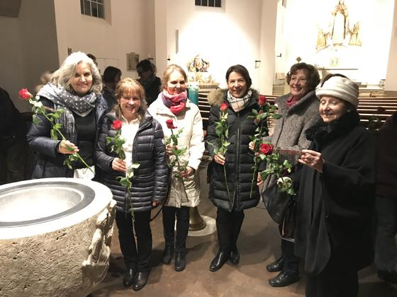 Nach dem Gottesdienst in St. Otto erhielten die Kirchenbesucher eine Rose geschenkt. Foto: Privat
