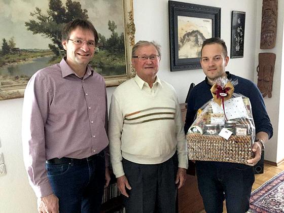 Die beiden Vorsitzenden des TSV Ottobrunn, Gregor Montermann und Martin Bruno Radig, gratulierten TSV-«Urgestein« Franz Gerhard zum 80. Geburtstag und überreichten ein Geschenk.  	Foto: MO