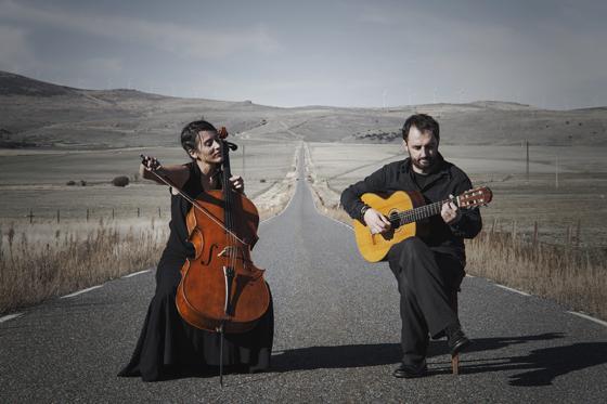 Zaruk: Iris Azquinezer (Cello) und Rainer Seiferth (Gitarre) begeistern in der Kultur-Etage. Foto: VA