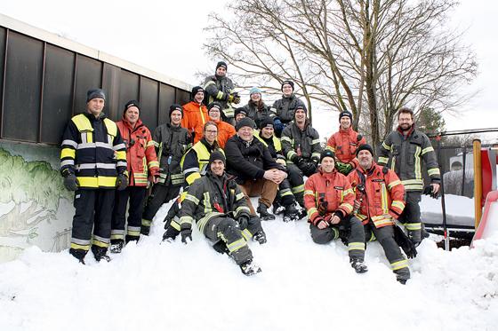Dieser Schneeberg lag zuvor auf den Dächern im Sportpark. Bürgermeister Thomas Loderer (Mitte) bedankte sich bei den Einsatzkräften.	Fotos: Klaus Fischer