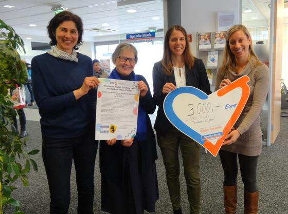 Bei der Scheckübergabe: Martina Yacoub, Margit Schuster-Maier, Andrea Lohmaier und Nadine Mafke (von links). Foto: vhs