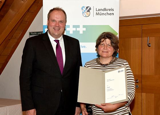 Landrat Christoph Göbel gratulierte Ute Senft zur Auszeichnung.	Foto: LRA