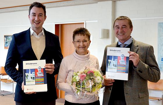 Bei der offiziellen Übergabe: Ingrid Mühl mit Thomas (l.) und Eduard Reinbacher vom Reba-Verlag. 	Foto: MO