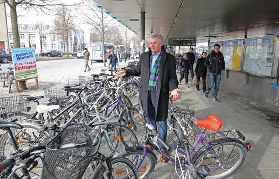OB Dieter Reiter verspricht sich mit der DB in Verbindung zu setzen damit am Truderinger Bahnhof mehr Radlstellplätze installiert werden. Foto: Michael Nagy/Presseamt