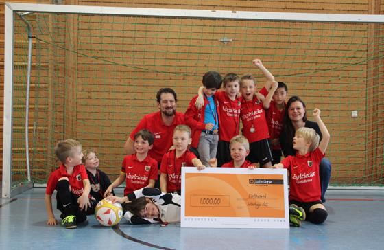 Die Interhyp-Gruppe unterstützt die F-Junge dder SpVgg Höhenkirchen mit einer großzügigen Spende in Höhe von 1.000 Euro. Die fußballbegeisterten Kids sagen Danke! Foto: VA
