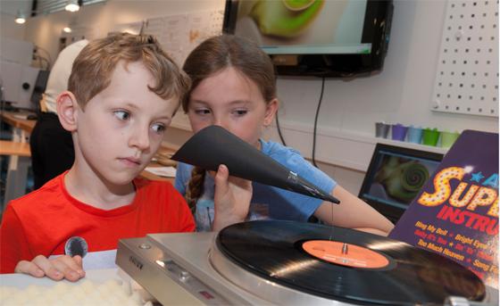 In der Hörwerkstatt des Deutschen Museums entdecken Kinder spielerisch das vielleicht spannendste Organ des Menschen: Das Ohr. Foto: © MED-EL