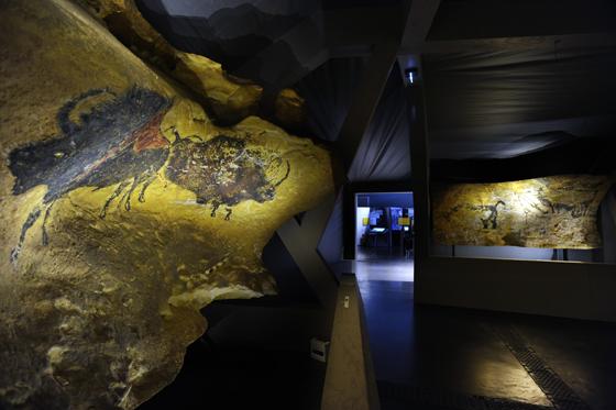 Je nach Untergrund sind die Darstellungen in die Höhlenwand geritzt oder gemalt in gelben, roten, braunen und schwarzen Farbtönen. Die größte Tierfigur in der Halle der Stiere misst 5,20 Meter an Höhe. Foto: VA