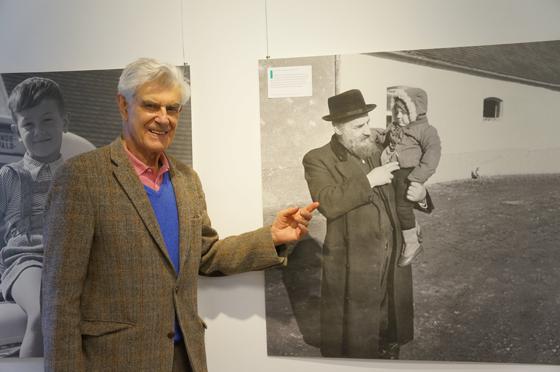 Der Zeitzeuge Otto-Ernst Holthaus bietet Führungen durch die Ausstellung "Die Kinder vom Lager Föhrenwald", die noch bis zum 10. April in Grünwald zu sehen ist, an. Foto: hw