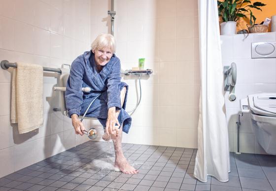 Wie man sein Bad so barrierefrei und altersgerecht umrüsten kann, dazu berät die Beratungsstelle Wohnen. Foto: annabelleavril.com