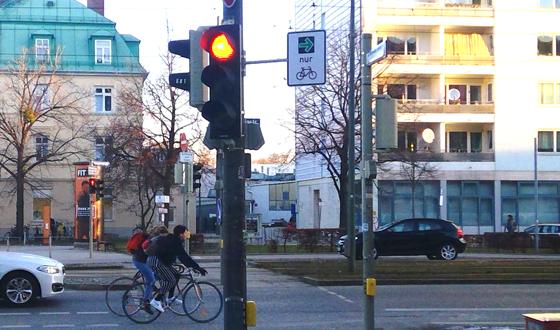 Auf Höhe des Klinikums rechts der Isar haben Radfahrer jetzt die Möglichkeit, auch bei roter Ampel nach rechts in die Einsteinstraße abzubiegen. Foto: bs