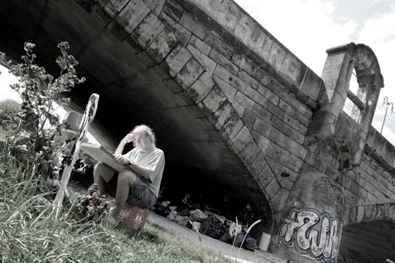 Der Münchner Fotograf Moritz Holfelder zeigt in seiner neuesten Serie Obdachlose unter der Wittelsbacherbrücke. Foto: Moritz Holfelder