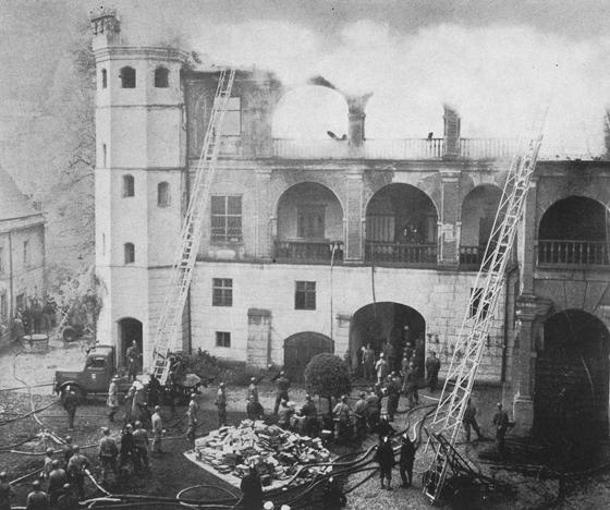 Beim Brand der Burg Trausnitz, 1961, ging bedeutender Bestand des Bayerischen Hauptstaatsarchiv verloren und wurde beschädigt. Foto: Staatliche Archive in Bayern