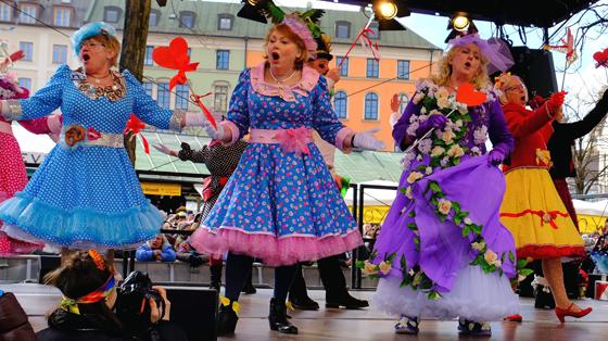 Der Tanz der Marktweiber am Faschingsdienstag auf dem Viktualienmarkt ist der traditionelle Höhepunkt des Münchner Straßenfaschings. Foto: Robert Bösl