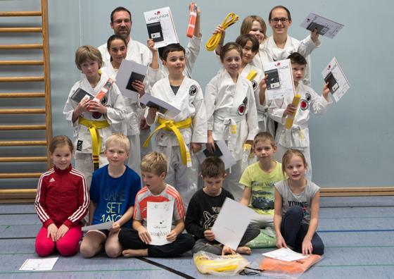 Auch die kleinen Karateka des TSV Grünwald haben schon ihre Prüfungen mit Bravour bestanden. Foto: Christian Killer
