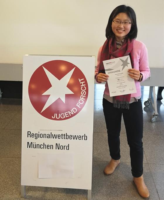 Die Zweitplatzierte Hannah Kang mit ihrer Urkunde beim Regionalwettbewerb "Jugend forscht". Foto: WHG Garching
