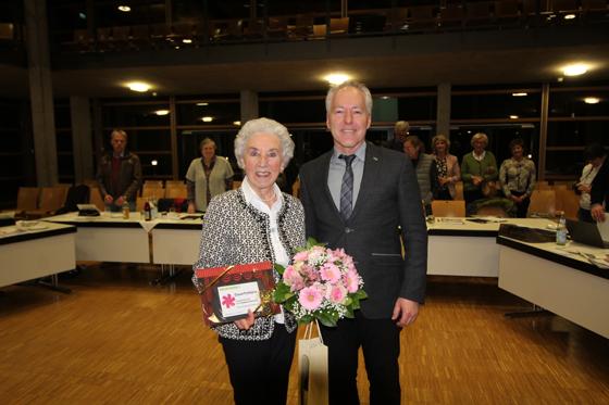 Ein großes Dankeschön gab es von Seiten Bürgermeister Günter Heyland für die scheidende Gemeinderätin Elisabeth Stettmeier. Foto: RedN