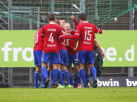 Beim Auswärtsspiel in Würzburg durften die Spieler der SpVgg Unterhaching mal wieder einen eigenen Treffer bejubeln. Der reichte sogar zum Sieg.	Foto: Christian Riedel