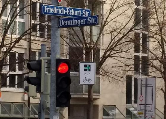 Mehr Freiheit für Fahrradfahrer: Wo die Denninger Straße und die Friedrich-Eckardt-Straße aufeinander treffen, dürfen Radler nun auch bei "Rot" rechts abbiegen. Foto: ahi