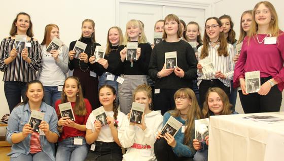 Stolz präsentieren die Schülerinnen der Klasse 8a der Theresia-Gerhardinger-Mädchenrealschule ihren Roman "Nur ein einziger Strich", der im Handel erhältlich ist. Foto: bs