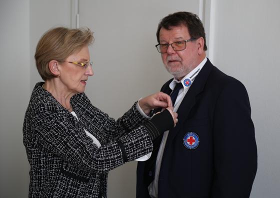 Die oberbayerische Regierungspräsidentin Maria Els heftet die Auszeichnung Manfred Schleier ans Revers. Foto: VA