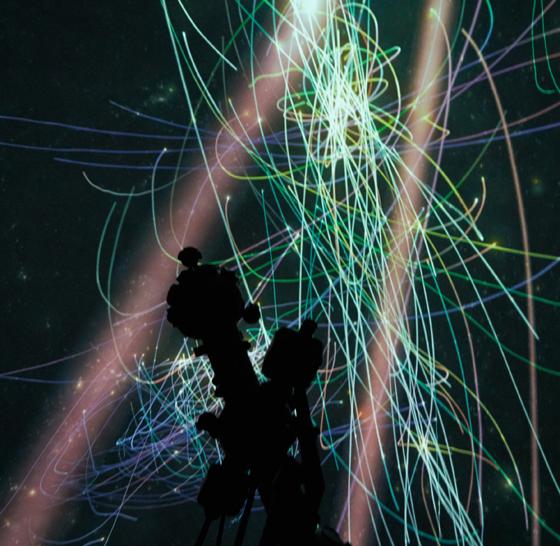 Ausschnitt aus der neuen Planetariumsshow des Deutschen Museums: In der Fulldome-Kuppel über dem Sternenprojektor sieht man die Simulation von Galaxien in Bewegung. Foto: Deutsches Museum/Bastian Harfold