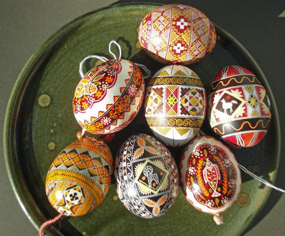 Die Eier wurden von ukrainischen Bäuerinnen in liebevoller Handarbeit gefertigt. Foto: Heike Woschee