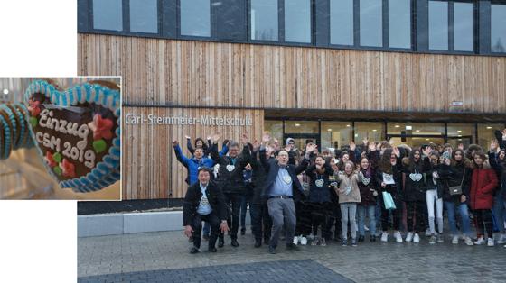 Eine La-Ola-Welle zur Einweihung: Lauter glückliche Gesichter bei den Schülern und den Bürgermeistern des Schulzweckverbands. Zur Begrüßung der rund 400 Schüler gab es für jeden eine süße Überraschung. Fotos: hw