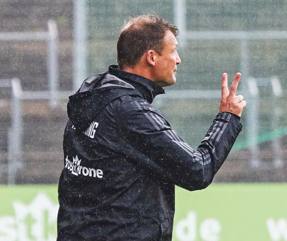 Hachings Trainer Claus Schromm muss derzeit wegen Verletzungen und Sperren immer wieder wichtige Spieler ersetzen  eine Ursache für den Abwärtstrend.	Foto: Christian Riedel