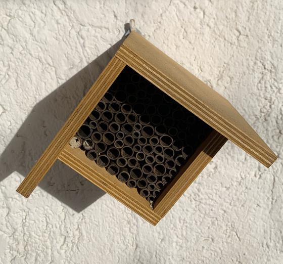 Ein Wildbienenhotel gehört zu den vielen möglichen Maßnahmen, die man zur Unterstützung der Wildbienenpopulation unkompliziert selbst umsetzen kann. Foto: privat