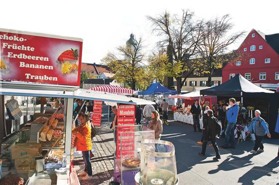 Der traditionelle Ulrichsmarkt und die verkaufsoffenen Geschäfte locken am Sonntag wieder ein buntes Publikum nach Ebersberg.	Archivbild: Stadt Ebersberg