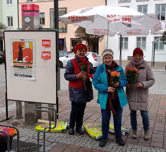 Jutta Harrer, Inge Ließ und Katharina Hintermaier (v. li.) verteilten zum Internationalen Frauentag Rosen. Foto: VA