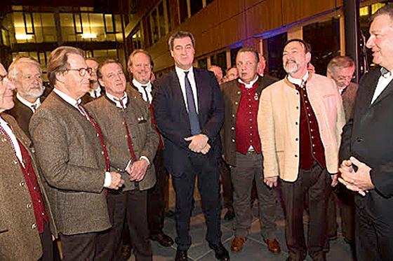 Der Sängerkreis sang das Ottobrunner Lied  sehr zur Freude von Ministerpräsident Söder. 	Foto: privat