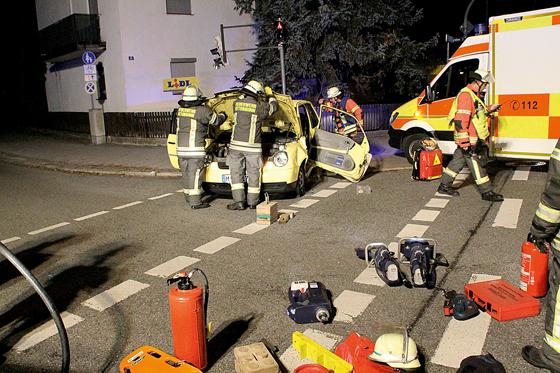 Bei einem Verkehrsunfall auf der Kreuzung Haidgraben / Unterhachinger Straße befreite die Feuerwehr im Oktober eine verletzte Fahrerin aus ihrem Auto.	Foto: FFO