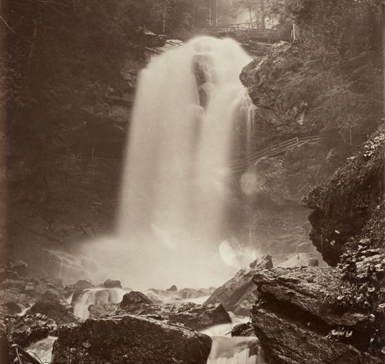 Adolphe Braun: Griesbach-Wasserfall bei Brienz, um 1875, Albuminpapier. Foto: Münchner Stadtmuseum, Sammlung Fotografie