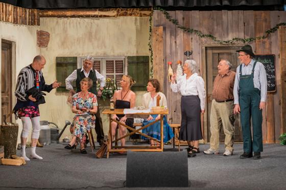 Die Theatergruppe DWoifgangla hat für die diesjährige Theatersaison das bayerische Lustspiel Reizende Schwestern einstudiert. Foto: VA