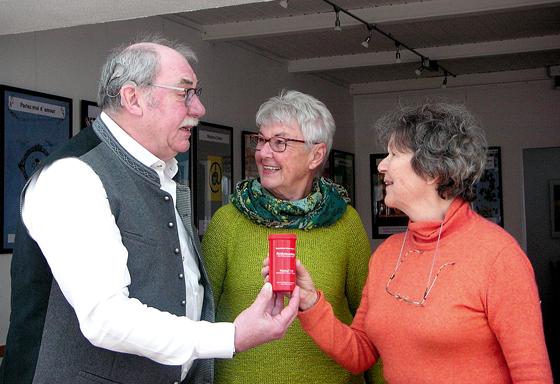 Seniorenbeiratsmitglied Manfred Bock zeigt Karen Kaufmann (r.) und Eva Ertl die Rotkreuzdose.	Foto: privat