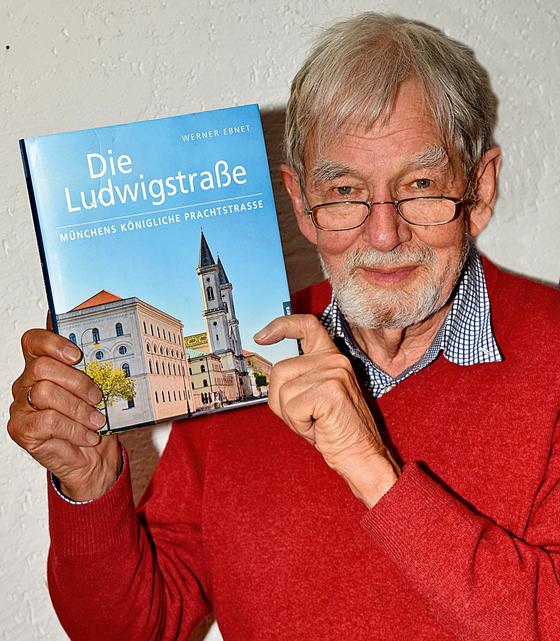 Werner Ebnet mit seinem Fotobuch über die Ludwigstraße.	Foto: privat