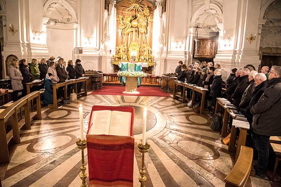 Beim Probenwochenende zu »Stabat Mater« in Salzburg gestaltete der Chor einen Gottesdienst in der Dreifaltigkeitskirche mit.	Foto: Günther Dependahl