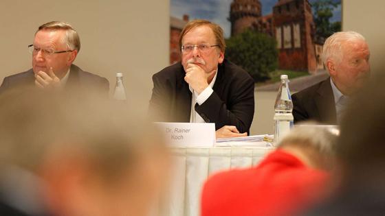 Günter Distelrath, Rainer Koch und, Erwin Bugar (v. li.) erleben eine engagierte und kontroverse Diskussion um eine letztlich abgelehnte Neuorganisation der Regionalligen. Foto: © BFV