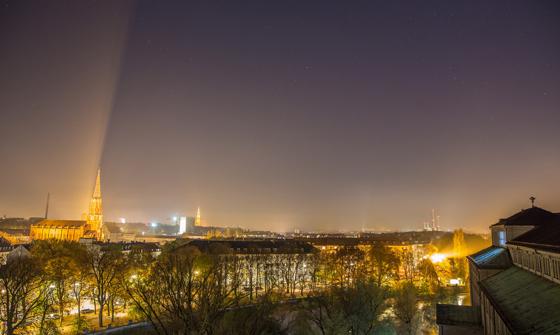  Das Foto aus der Oststernwarte des Museums dokumentiert die Folgen der Lichtverschmutzung: München ist nachts so hell erleuchtet, dass trotz klaren Himmels kaum Sterne zu sehen sind. Foto: munichspace.de